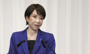 Japonijos premjerė pabrėžia dialogo su Kinija svarbą. EPA-ELTA