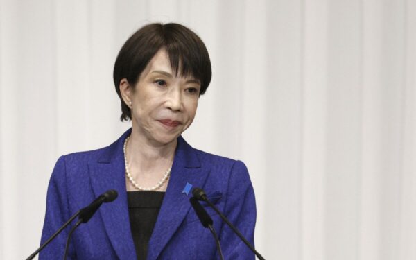 Pirmoji Japonijos premjerė moteris siunčia žinią Kinijai: dialogas būtinas