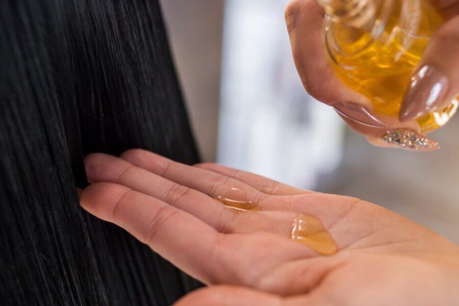 Rozmarinų aliejus plaukams: kosmetologai ragina išbandyti dabar – rezultatas šokiruos visus!