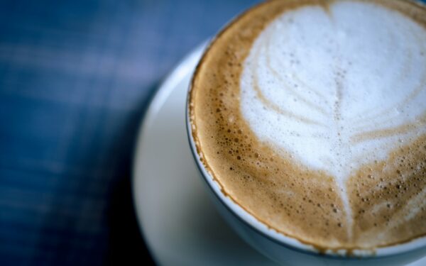 Pamirškite karvės pieną: 3 augaliniai gėrimai, kurie pavers jūsų kavą tobula ir sveikesne!