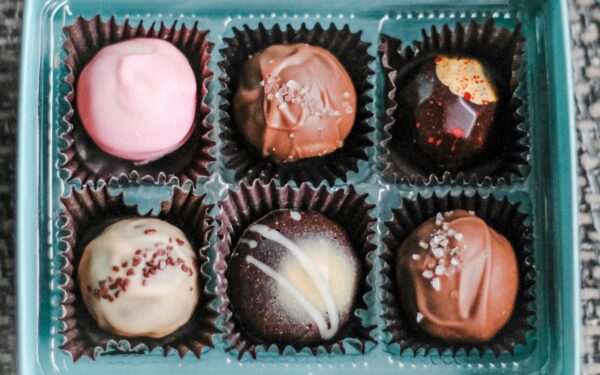 Norite šokolado, bet bijote priaugti svorio? Štai 4 deriniai, kurie patenkins smaližiaus poreikius be jokios kaltės