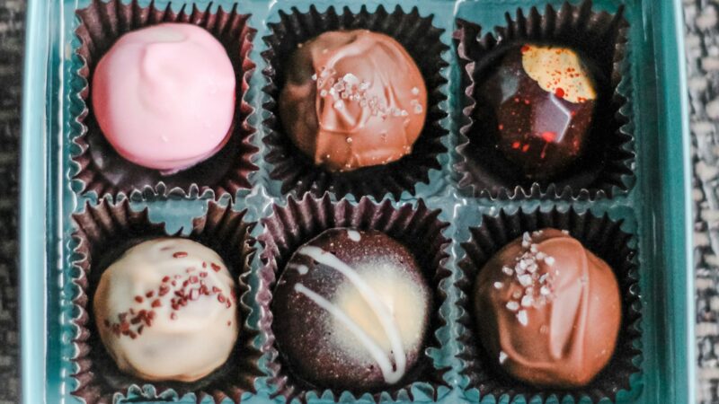 Norite šokolado, bet bijote priaugti svorio? Štai 4 deriniai, kurie patenkins smaližiaus poreikius be jokios kaltės