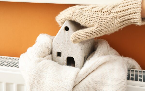 Lauke šyla, bet radiatoriai vis dar karšti: Gyventojai laukia atsakymo, kada bus baigtas šildymo sezonas