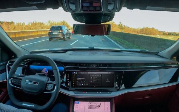 Revoliucija keliuose: nauja sistema leidžia autonominiams automobiliams matyti už kampo