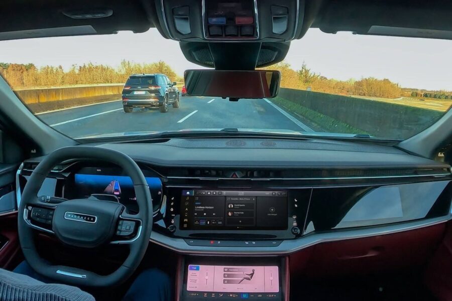 Revoliucija keliuose: nauja sistema leidžia autonominiams automobiliams matyti už kampo