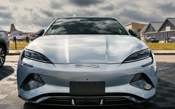 Kinijos gamintojų automobiliai plūsta į Europą, šių metų pardavimai nustebins daugelį