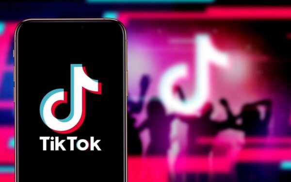 „TikTok“ po padidinamuoju stiklu: ar ši platforma žaloja vaikus ir ką tėvai dar gali padaryti?