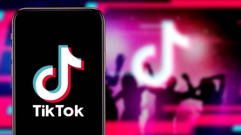 „TikTok“ po padidinamuoju stiklu: ar ši platforma žaloja vaikus ir ką tėvai dar gali padaryti?