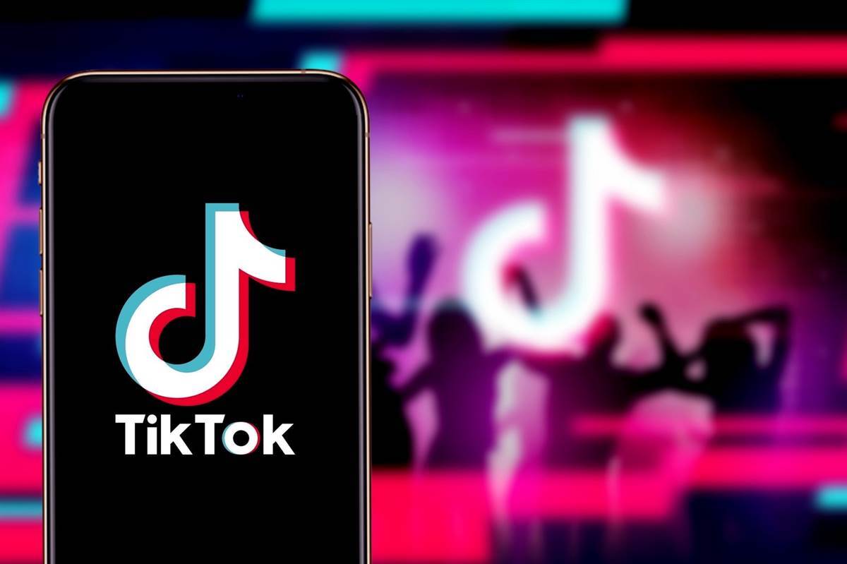 „TikTok“ po padidinamuoju stiklu: ar ši platforma žaloja vaikus ir ką tėvai dar gali padaryti?