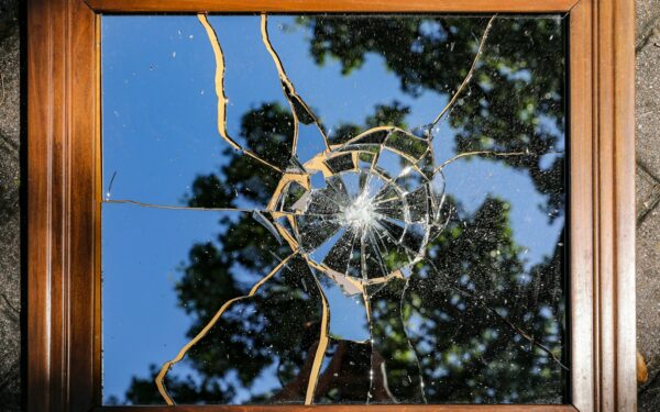 Pavojus šiukšlių dėžėje: štai kaip teisingai atsikratyti veidrodžio, kad nesužalotumėte savęs ir kitų