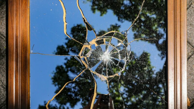 Pavojus šiukšlių dėžėje: štai kaip teisingai atsikratyti veidrodžio, kad nesužalotumėte savęs ir kitų