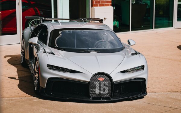 Retas reginys visai šalia mūsų: paaiškėjo, kur vienoje vietoje pamatyti garsiausius kino ir lenktynių automobilius