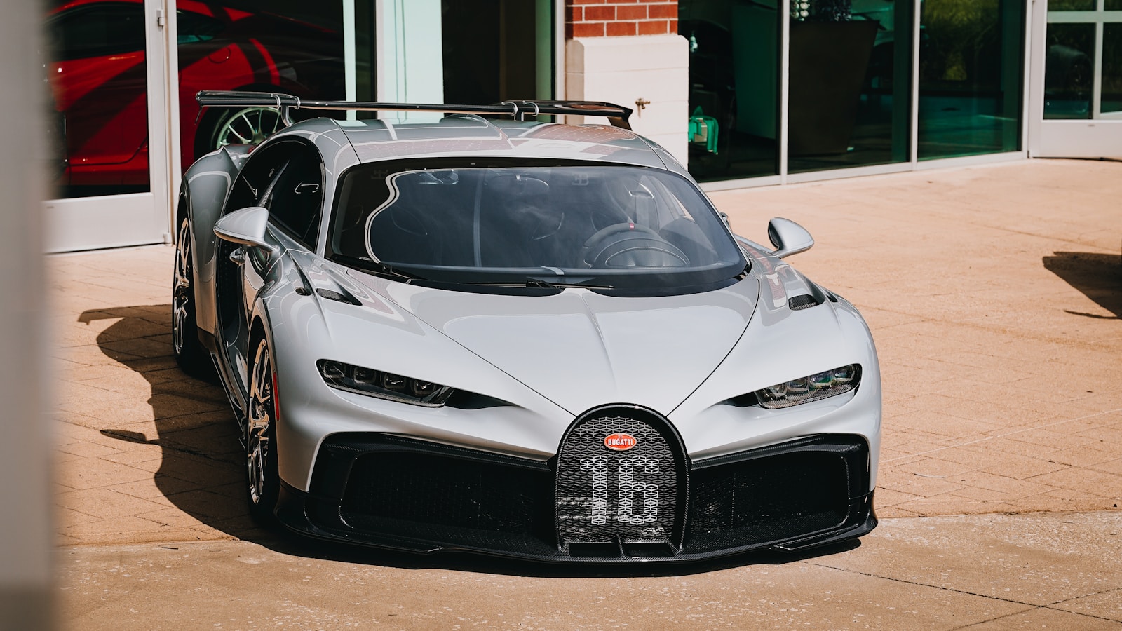 Retas reginys visai šalia mūsų: paaiškėjo, kur vienoje vietoje pamatyti garsiausius kino ir lenktynių automobilius