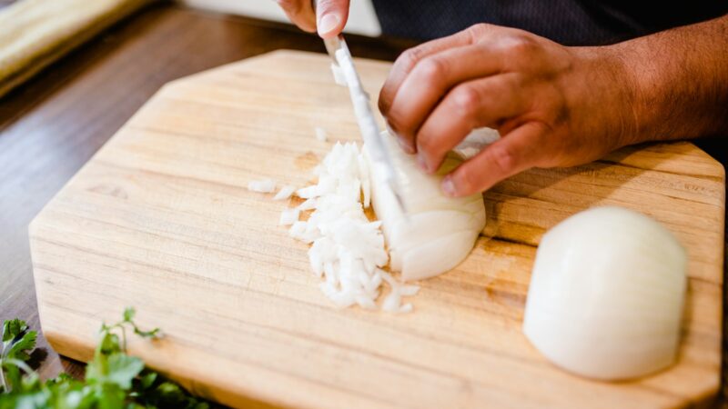 Virtuvės triukas, kurio nežino daugelis: kodėl svogūnas priverčia verkti ir kaip tai sustabdyti?