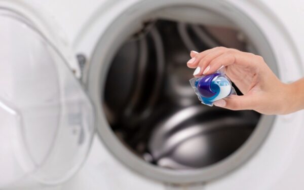 Skalbimo kapsulės ne tik drabužiams: šis netikėtas panaudojimo būdas palengvins namų tvarkymą