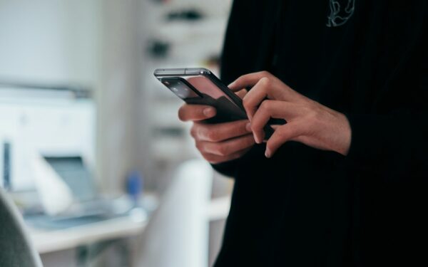 Ekspertai įspėja išmaniųjų telefonų naudotojus, internete skelbiami patarimai gali tik pakenkti