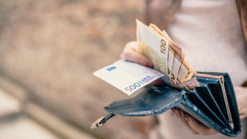 Masiškai išsiima grynuosius: kas vyksta su pensijų pinigais ir kodėl žmonės nepasitiki sistema?