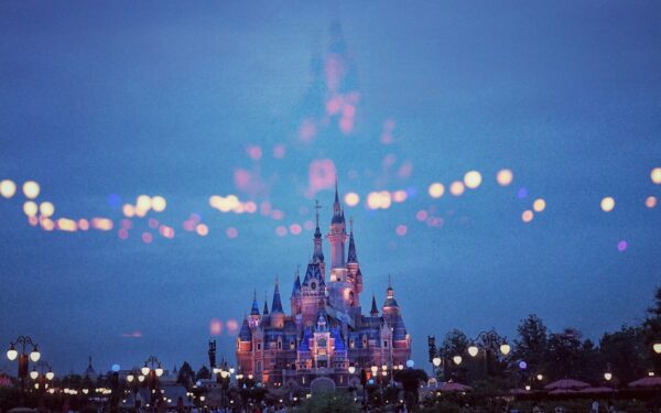 Pramogų pasaulio milžinės skandalas: sužinokite, kodėl „Disney“ vadovas traukiasi anksčiau laiko