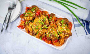 Žemės riešutų kremo vištiena su keptomis daržovėmis