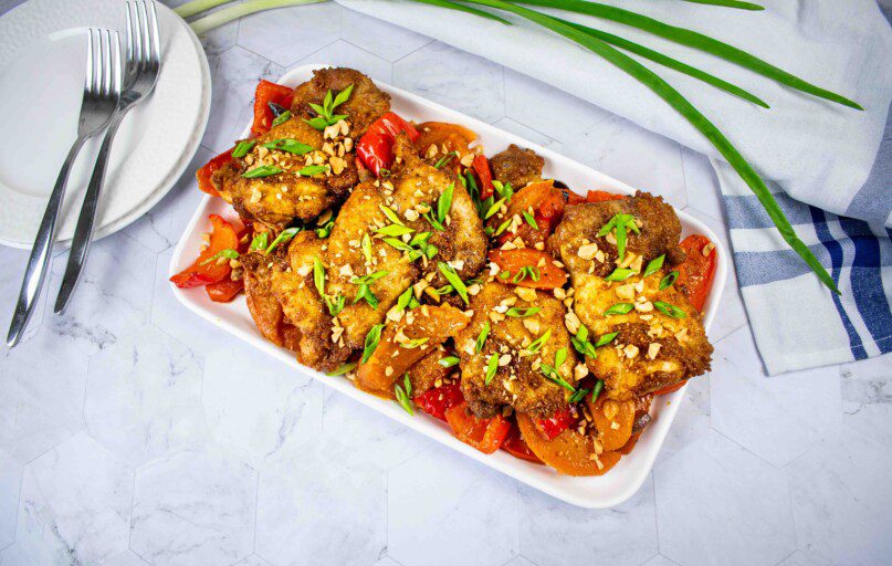 Žemės riešutų kremo vištiena su keptomis daržovėmis