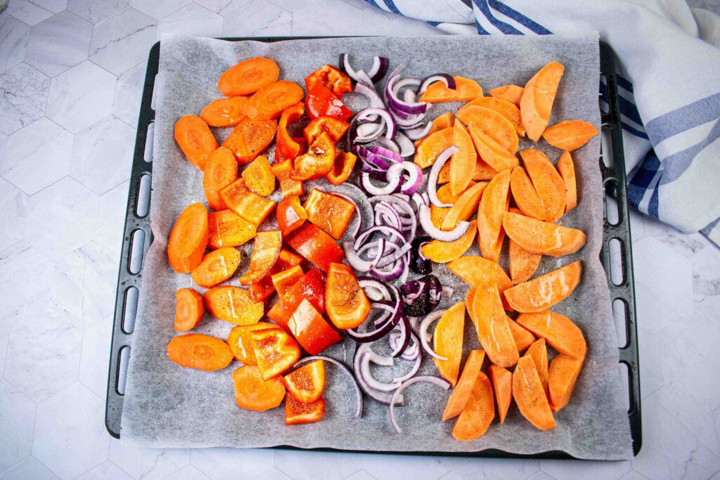 Žemės riešutų kremo vištiena su keptomis daržovėmis. Daržovės