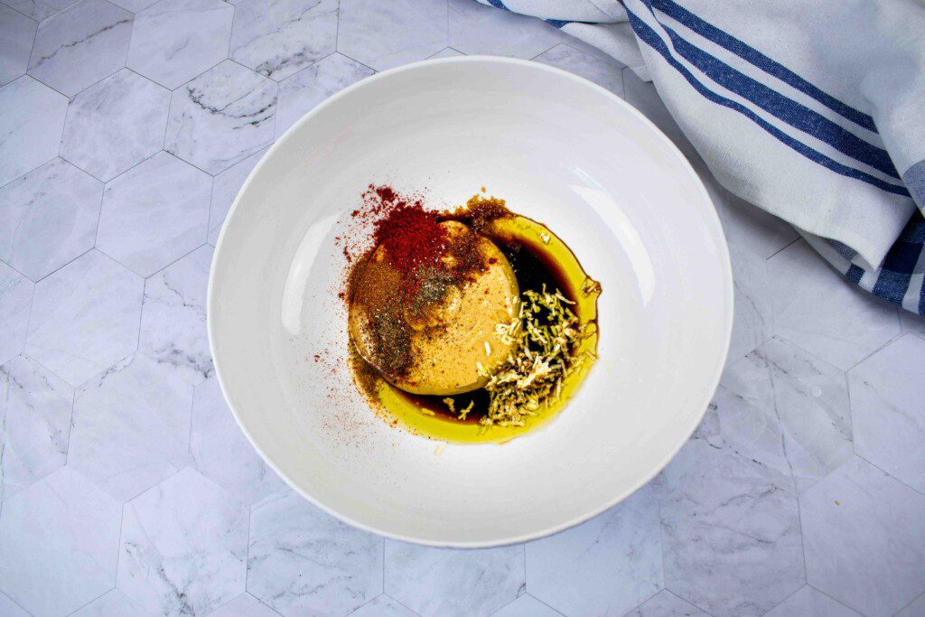 Žemės riešutų kremo vištiena su keptomis daržovėmis. Marinatas