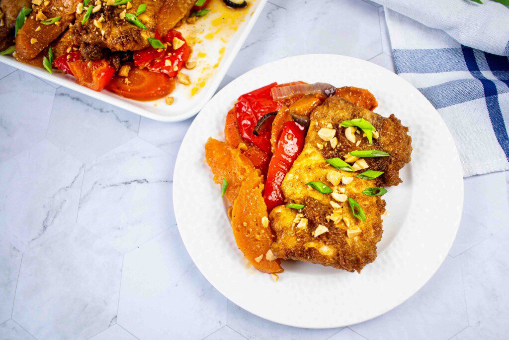 Žemės riešutų kremo vištiena su keptomis daržovėmis. Patiekta