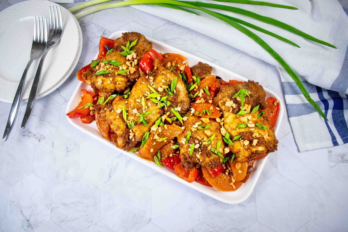 Žemės riešutų kremo vištiena su keptomis daržovėmis