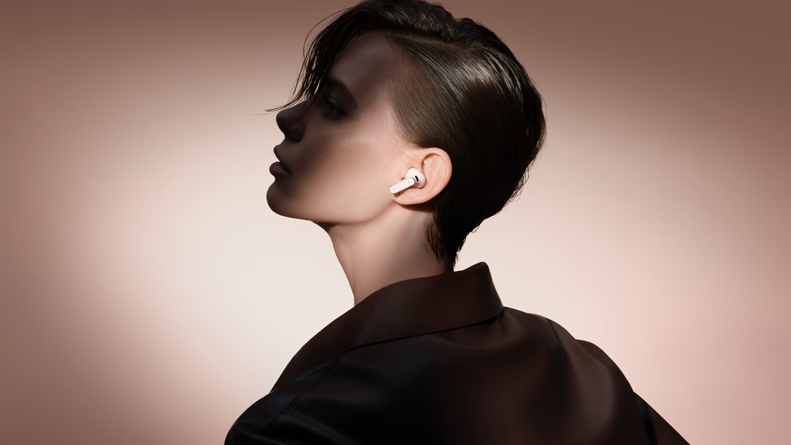 „FreeBuds Pro 5“ – naujosios „Huawei“ belaidės ausinės ieškantiems aukščiausios garso kokybės ir tylos