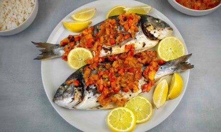 Orkaitėje kepta dorada su daržovių padažu