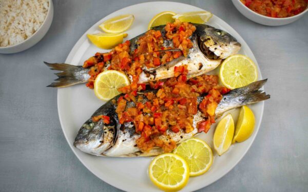 Paprastas ir subalansuotas patiekalas: orkaitėje kepta dorada su daržovių padažu