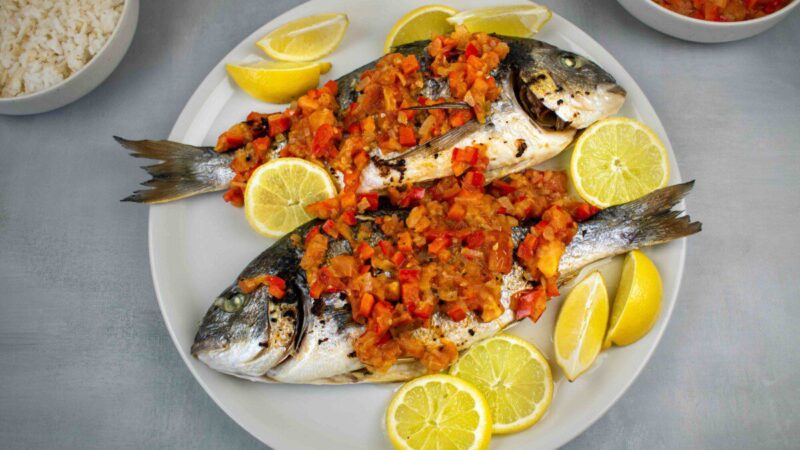 Paprastas ir subalansuotas patiekalas: orkaitėje kepta dorada su daržovių padažu