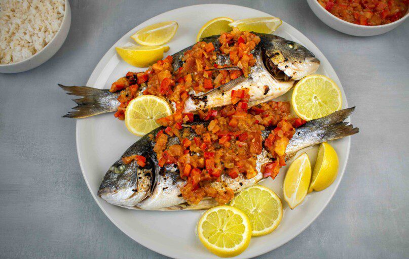 Orkaitėje kepta dorada su daržovių padažu