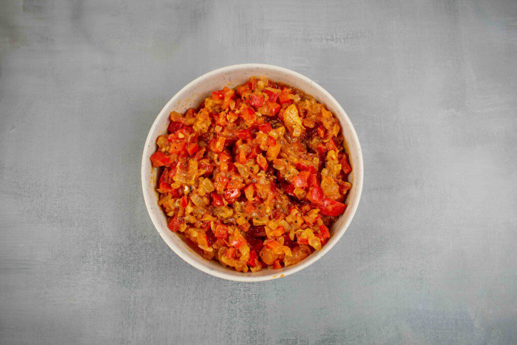 Orkaitėje kepta dorada su daržovių padažu. Padažas