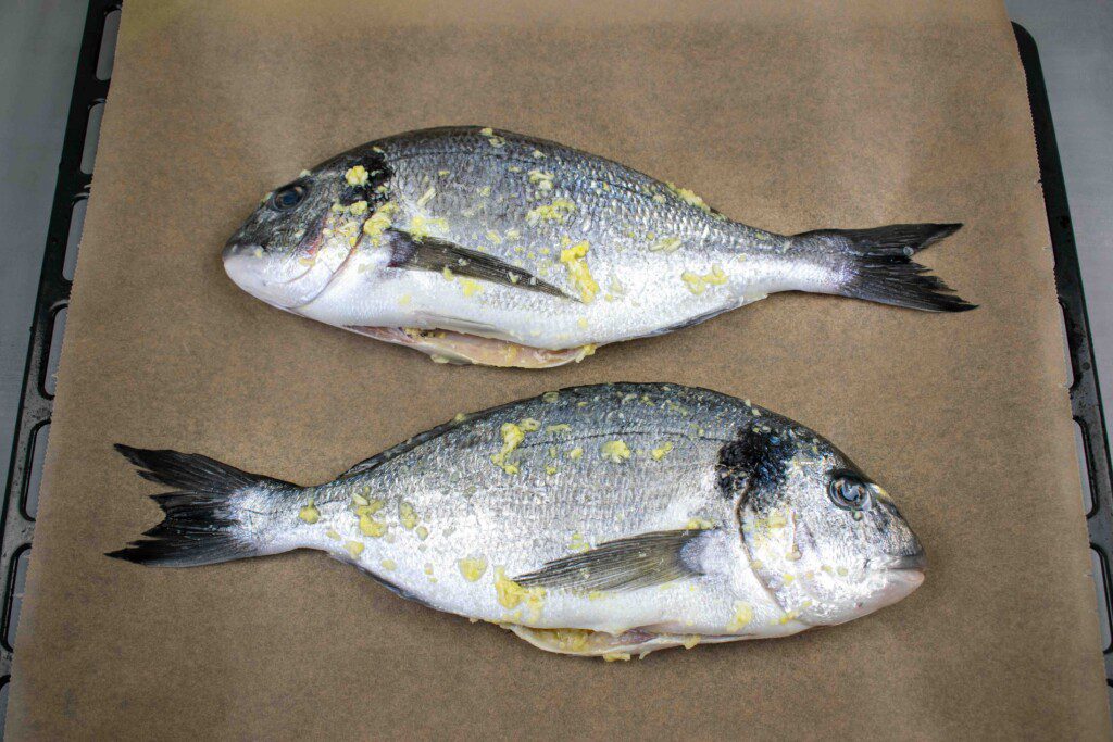 Orkaitėje kepta dorada su daržovių padažu. Paruošta kepti