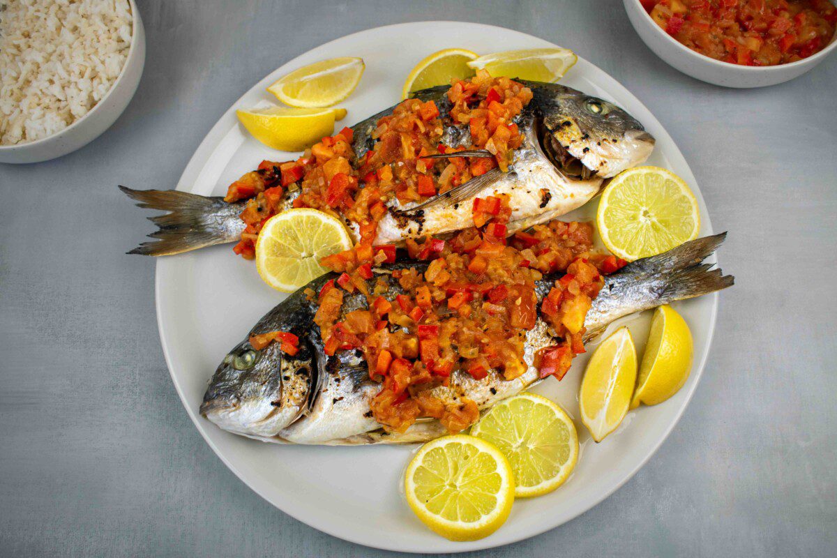 Paprastas ir subalansuotas patiekalas: orkaitėje kepta dorada su daržovių padažu