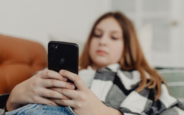Jaunuoliai iki 16 metų be „Instagram“ ir „TikTok“? Seime svarstomas griežtas draudimas