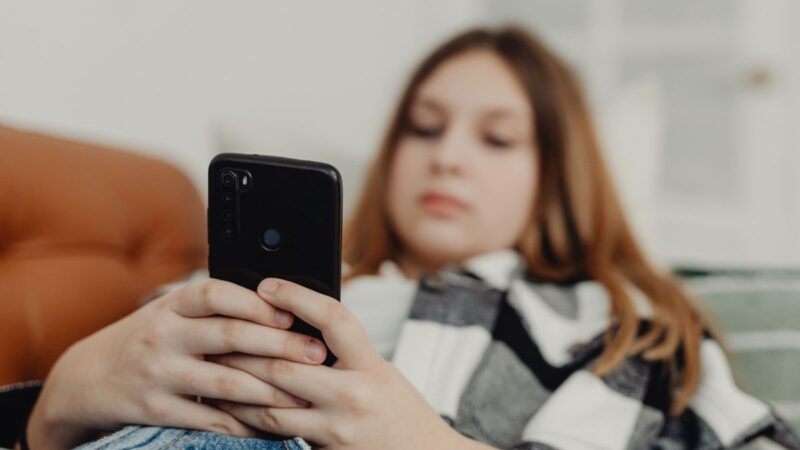 Jaunuoliai iki 16 metų be „Instagram“ ir „TikTok“? Seime svarstomas griežtas draudimas