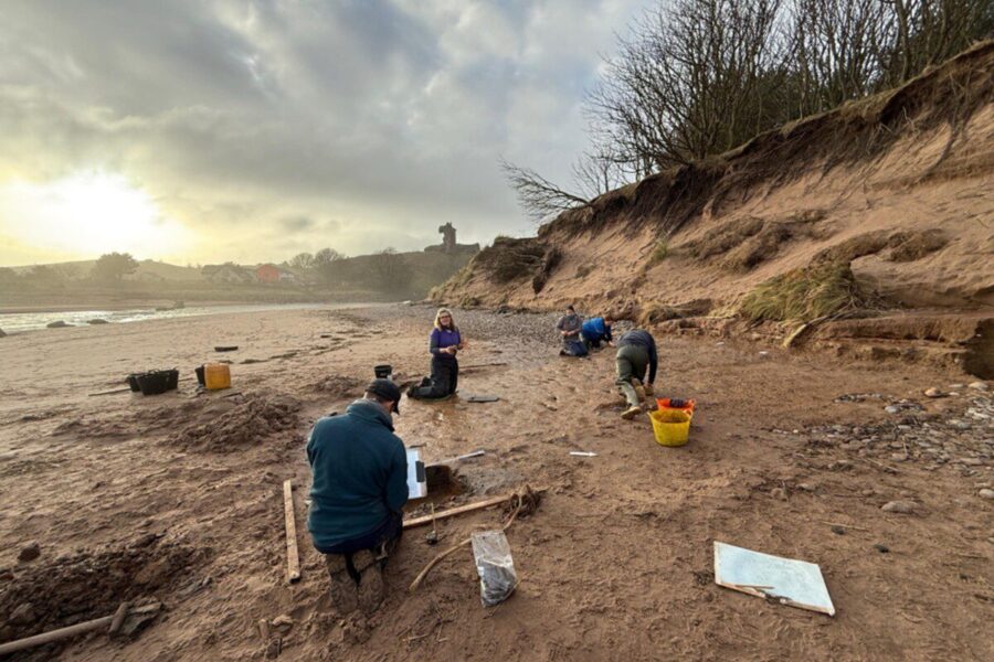 Audra atvėrė 2000 metų senumo paslaptį: paplūdimyje rasti paslaptingi pėdsakai netrukus vėl dingo