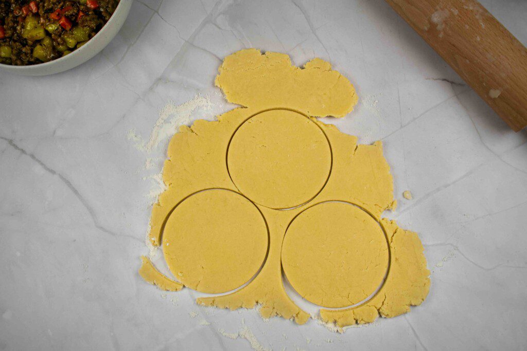 Maltos mėsos pyragėliai. Iškočiota