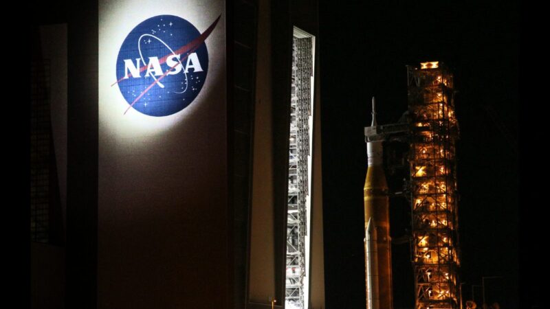 NASA atnaujina pasiruošimą: Mėnulio raketa vėl aikštelėje, o startas gali įvykti artimiausiu metu