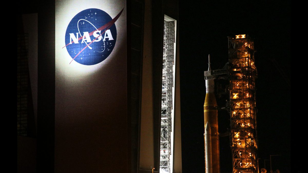 NASA atnaujina pasiruošimą: Mėnulio raketa vėl aikštelėje, o startas gali įvykti artimiausiu metu