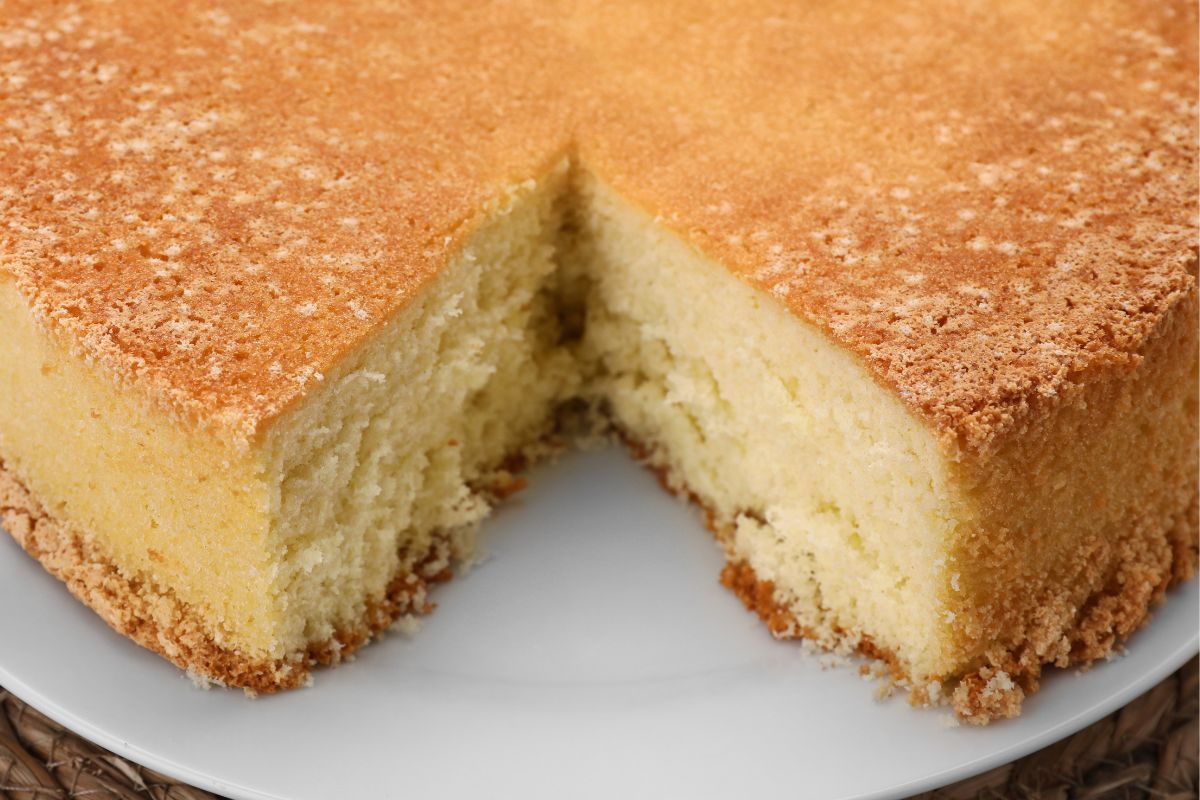 Paprastas triukas biskvitui: įdėkite šį vieną ingredientą ir jis liks purus net kelias dienas