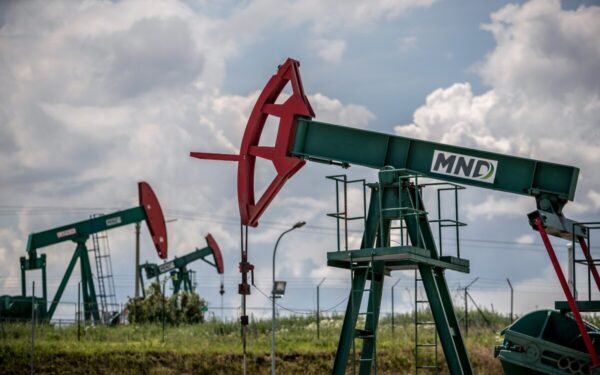 Naftos rinkos ant ribos: OPEC+ sprendimas gali neišgelbėti nuo šoko