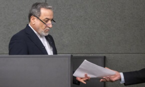 Irano užsienio reikalų ministras Abbasas Araghchi. EPA/MARTIAL TREZZINI