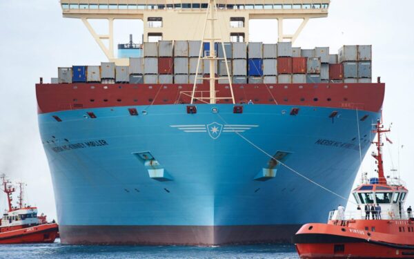 „Maersk“ stabdo laivus Hormūzo sąsiauryje: pasaulinė prekyba gali pajusti smūgį
