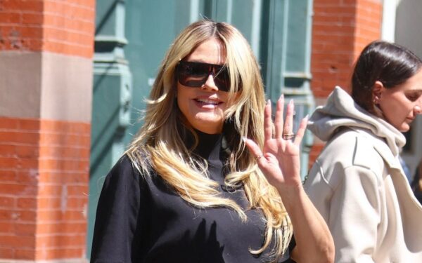 Mažiau ekstravagancijos, daugiau elegancijos: Heidi Klum parodė dvi juodos spalvos stiliaus versijas