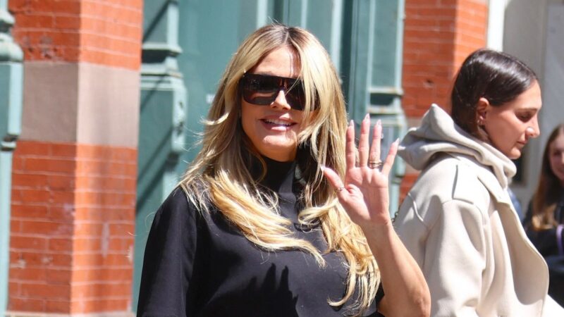 Mažiau ekstravagancijos, daugiau elegancijos: Heidi Klum parodė dvi juodos spalvos stiliaus versijas