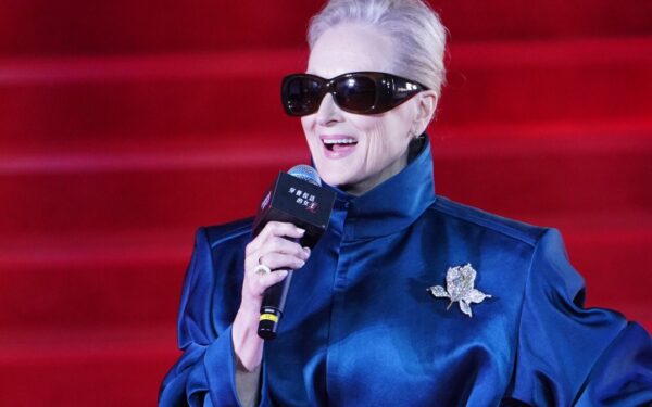 Meryl Streep įvaizdis Šanchajuje: išskirtinis stiliaus sprendimas ir kobalto spalvos elegancija