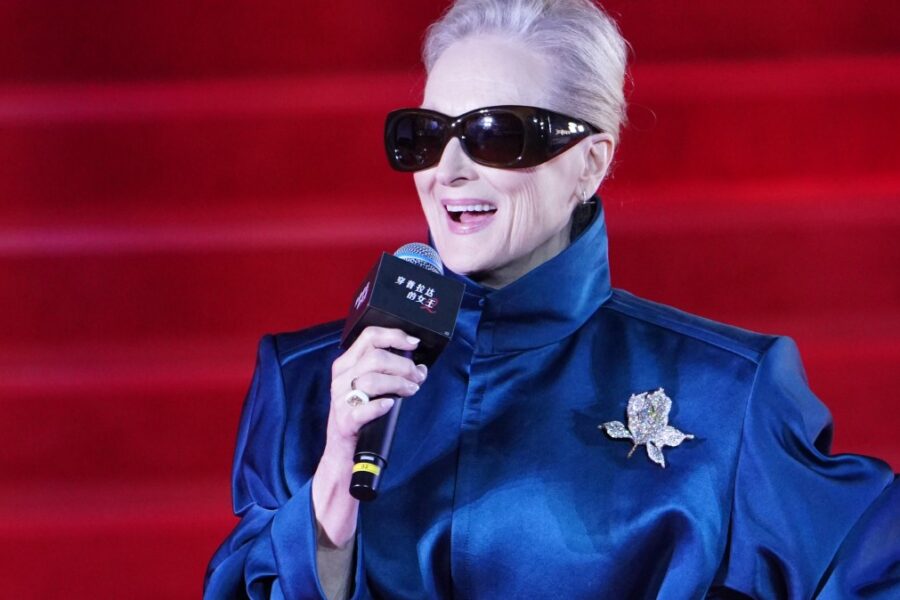 Meryl Streep įvaizdis Šanchajuje: išskirtinis stiliaus sprendimas ir kobalto spalvos elegancija